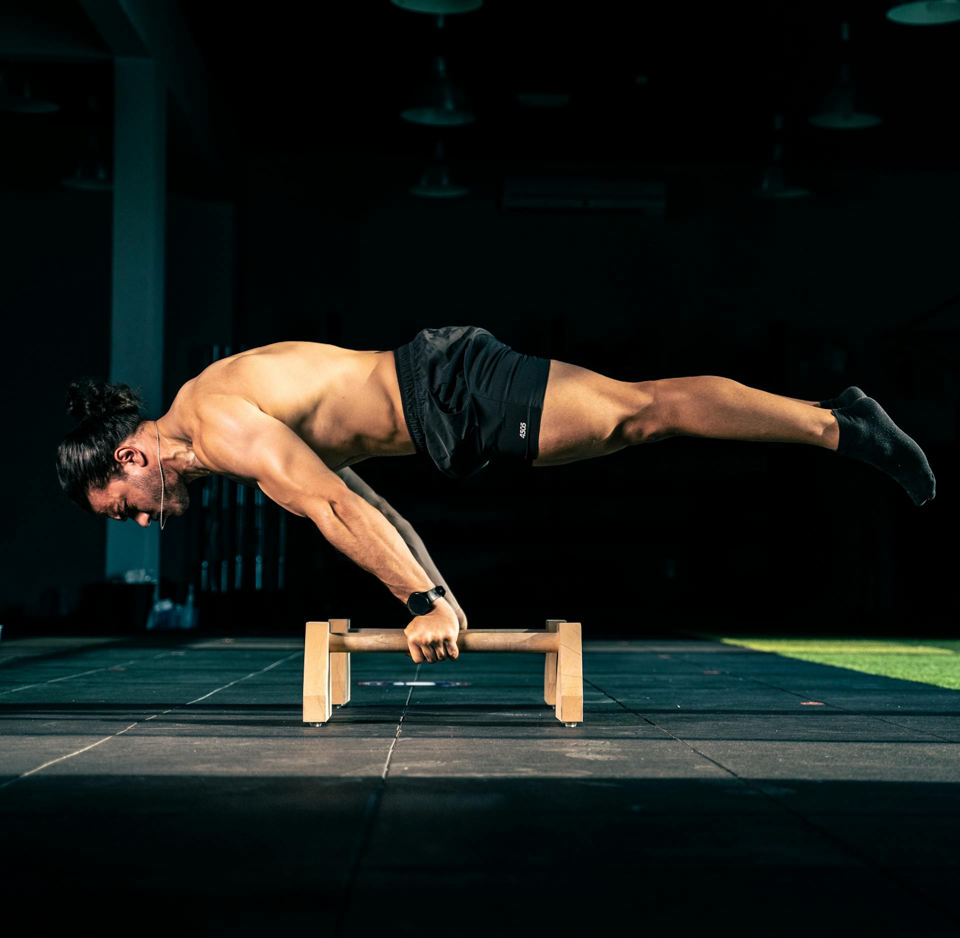 Fitfrhome - How to get in Shape while traveling - most effective workout for a trip, traveling workout - parallettes